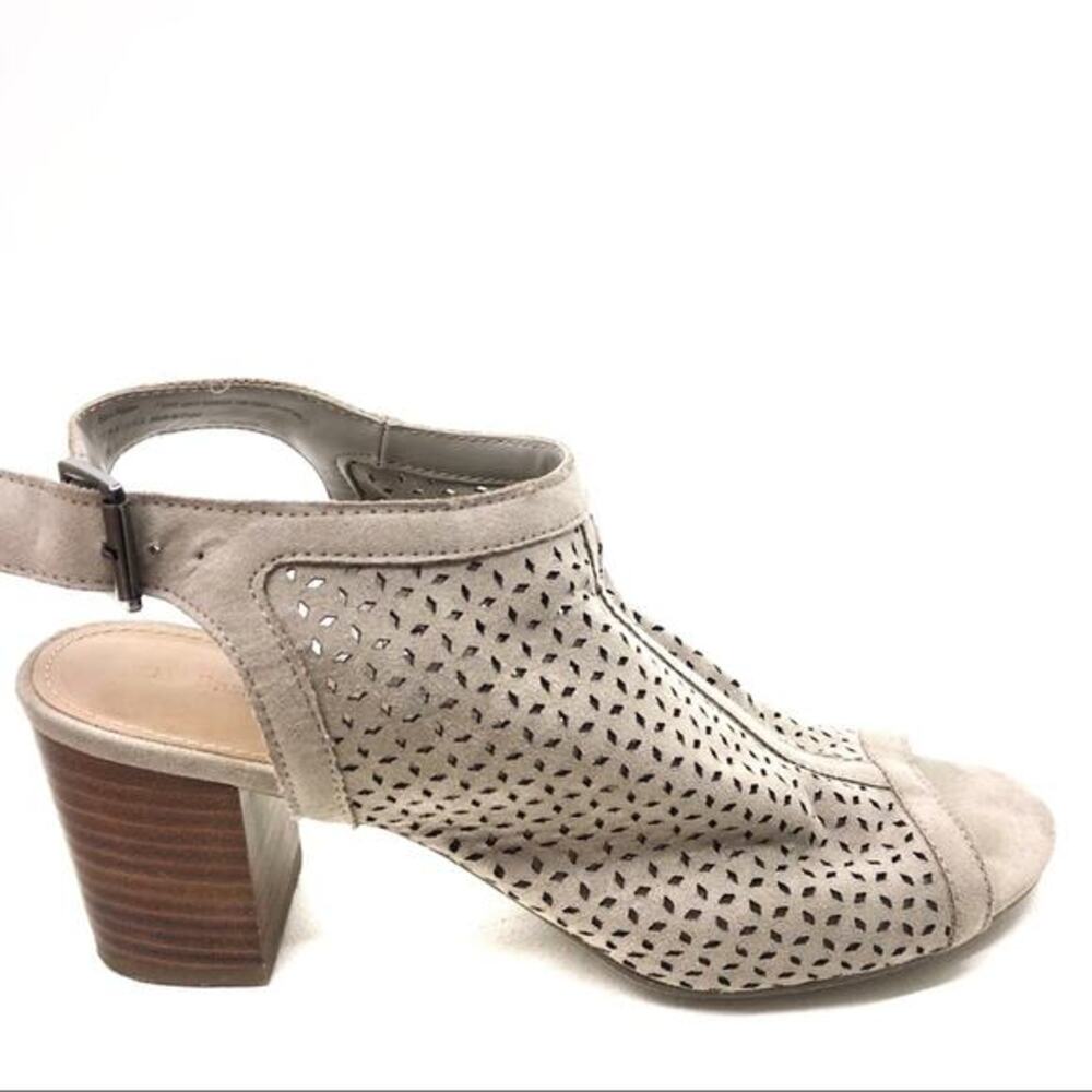 GH Bass & Co laser cut block heel ankle strap sandal heel open toe taupe size 9